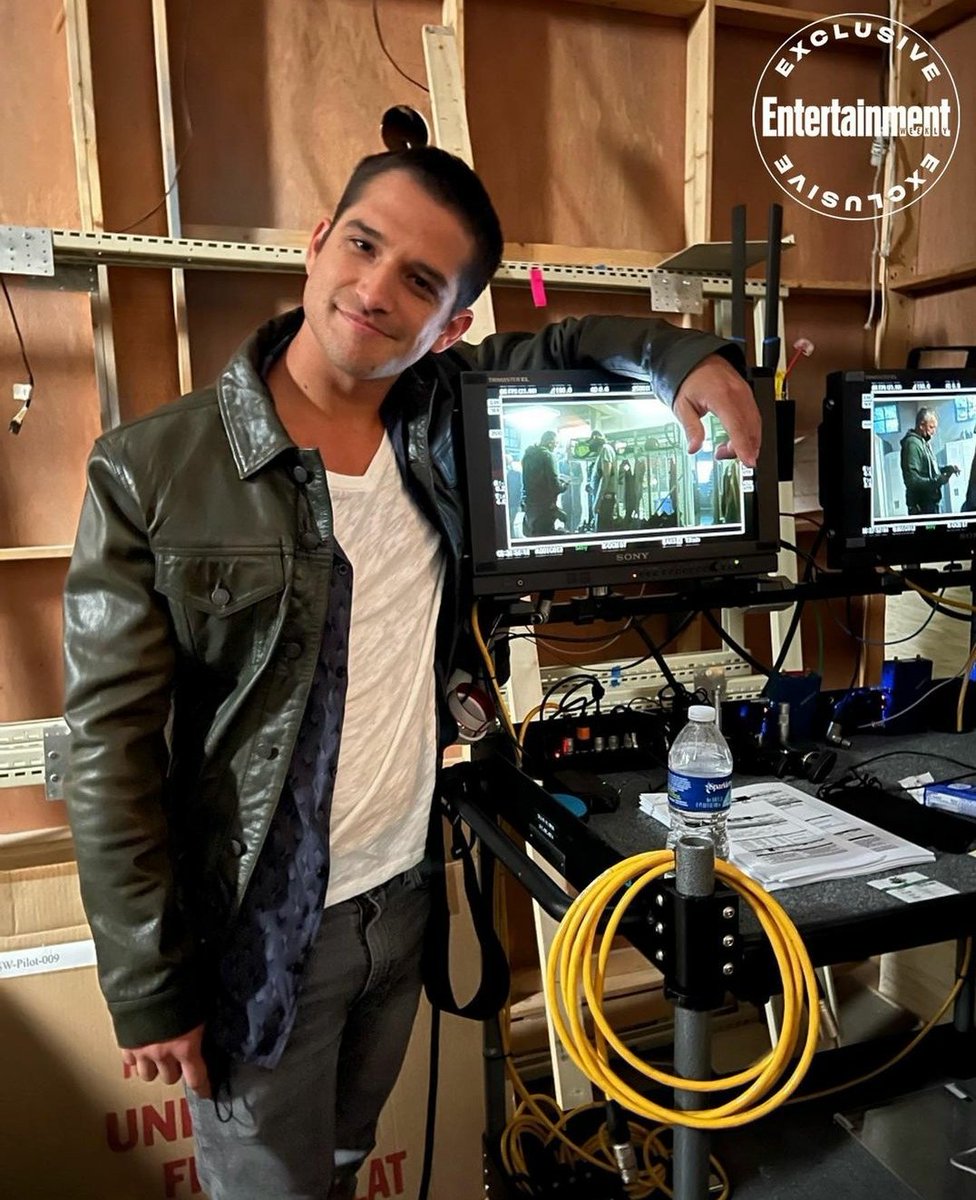 teenwolfbr's tweet photo. ERA ISSO QUE A GENTE QUERIA!!!!!

Tyler Posey nos bastidores do filme (via @EW)

Mais fotos de bastidores: https://t.co/3gmK8lUViV https://t.co/kmAcNk5r6E