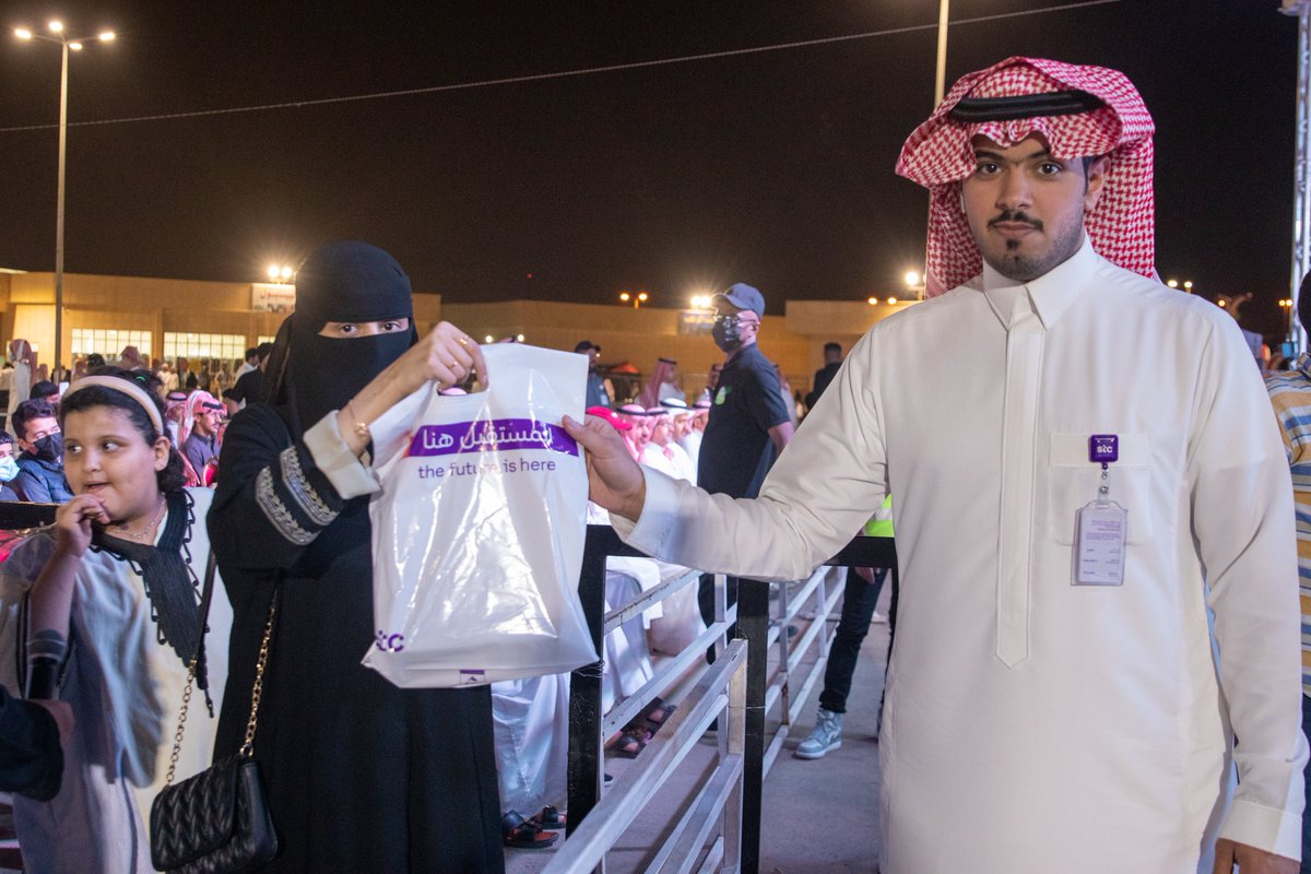 alkharj64's tweet photo. برعاية شركة @stc_ksa أقيم على مسرح #مهرجان_الالبان_والاغذيه_بالخرج لقاء بعنوان"أمن المعلومات"بحضور محافظ الخرج الأستاذ مساعد بن عبدالله الماضي ونائب رئيس صحيفة الجزيرة الأستاذ فهد العجلان ورئيس بلدية الخرج خالد الزيد، واعضاء من ملتقى صحافيون،قدمت خلالها هدايا قيمة للجمهور https://t.co/i56u1Gj97Y