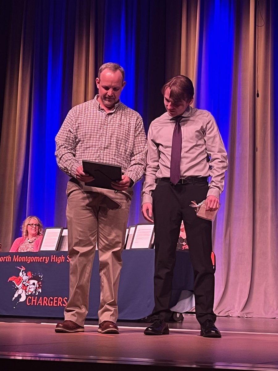 NMHSCounselors's tweet photo. William Campbell honors his friend and small group leader, Tom Stevens #ChargerFamily #AcademicBanquet2022 🧡💙 https://t.co/ZF0FdLgxu1