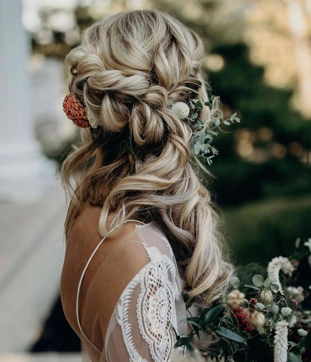Wedding season approaches and we're loving this bridal look from <a href="/traehowardhair/">Trae Howard</a> 🌼 
Fresh flowers...dimensional color and loads of airy texture. 
.
.
.
.
#bridalstylist #bridalstyle #braidedbride #braids #weddinghair