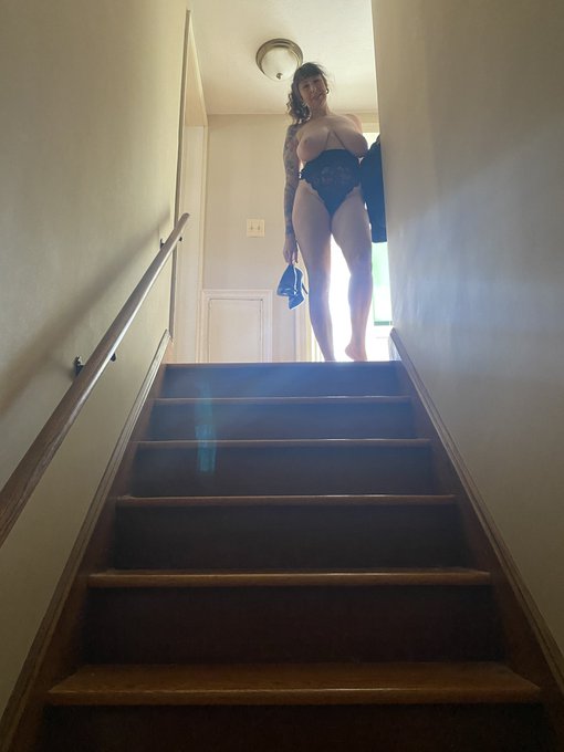 Join me upstairs for some fun? https://t.co/ELGJJQvdyi<a href="/tag/fullbodyfriday"class="tags"><span>#fullbodyfriday</span></a>