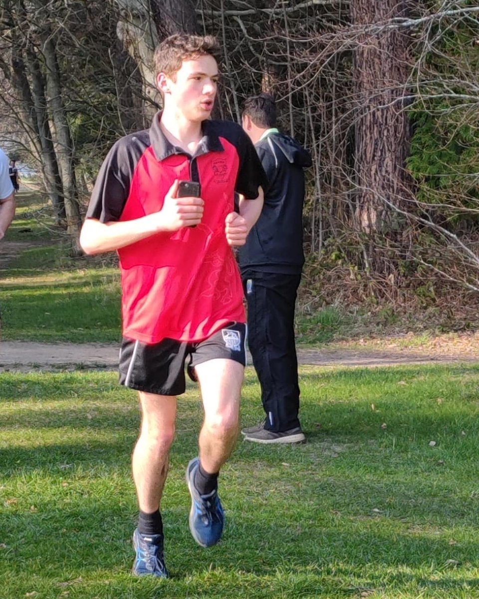 RoundSquareHse's tweet image. Some of our students (and staff) taking part in today’s interhouse x-country. Great to see so many taking the opportunity to represent the house as well as enjoying some meaningful exercise on a Monday afternoon