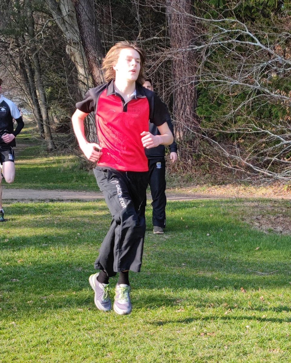 RoundSquareHse's tweet image. Some of our students (and staff) taking part in today’s interhouse x-country. Great to see so many taking the opportunity to represent the house as well as enjoying some meaningful exercise on a Monday afternoon