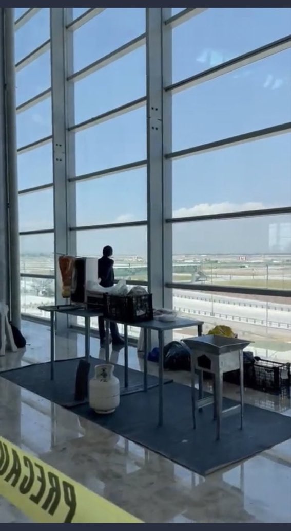 MamonasNoticias's tweet photo. #LordMontajes #AIFANacioMuerto #AMLOBurlaMundial 

Si esto se les hace un gran aeropuerto, con razón esta chingadera se les hace un gran presidente https://t.co/4PAr9vShx3