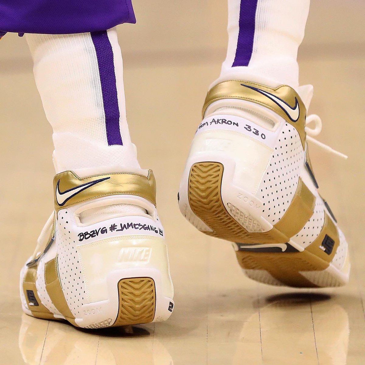 NBAKicks's tweet photo. LeBron throws it back in Cleveland with the “Four Horsemen” Nike LeBron 20-5-5! #NBAKicks https://t.co/3jaGPZhxIl