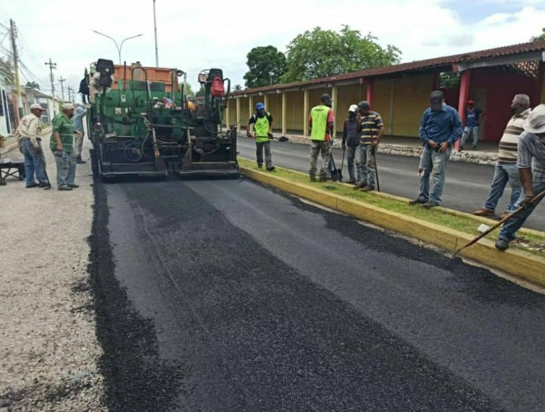 Foto de Mario La Directora del SAVES Ing. Lucy Coa informó que iniciará en los próximos días el plan asfaltado en la entidad Sucrense. #100DíasFullTrabajoPorSucre @GpintoVzla @nicolasmaduro @dcabelloR @delcyrodriguezv @savesOficial #SAVESTrabajaPorSucre