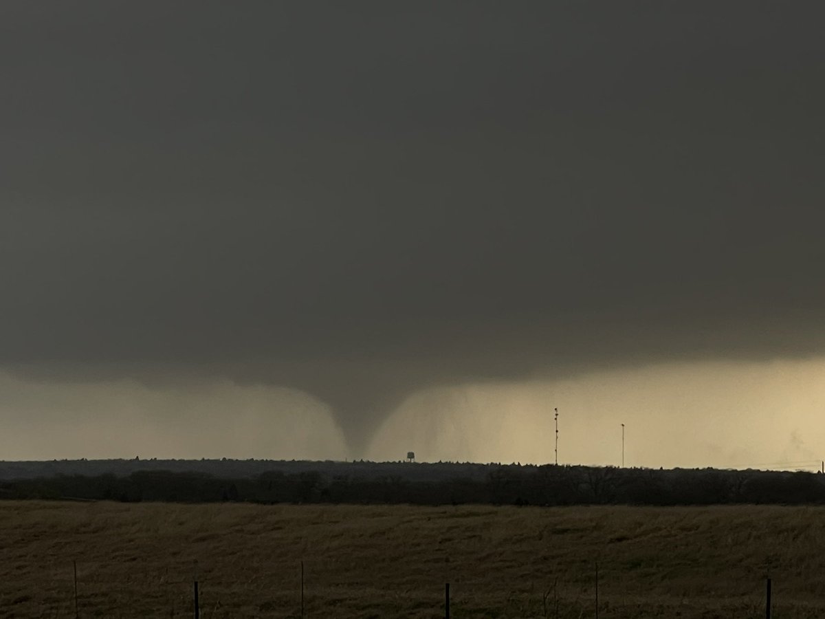 themattphelps's tweet photo. Stout long lived tornado near Elgin, Texas https://t.co/grpAgKDIs1