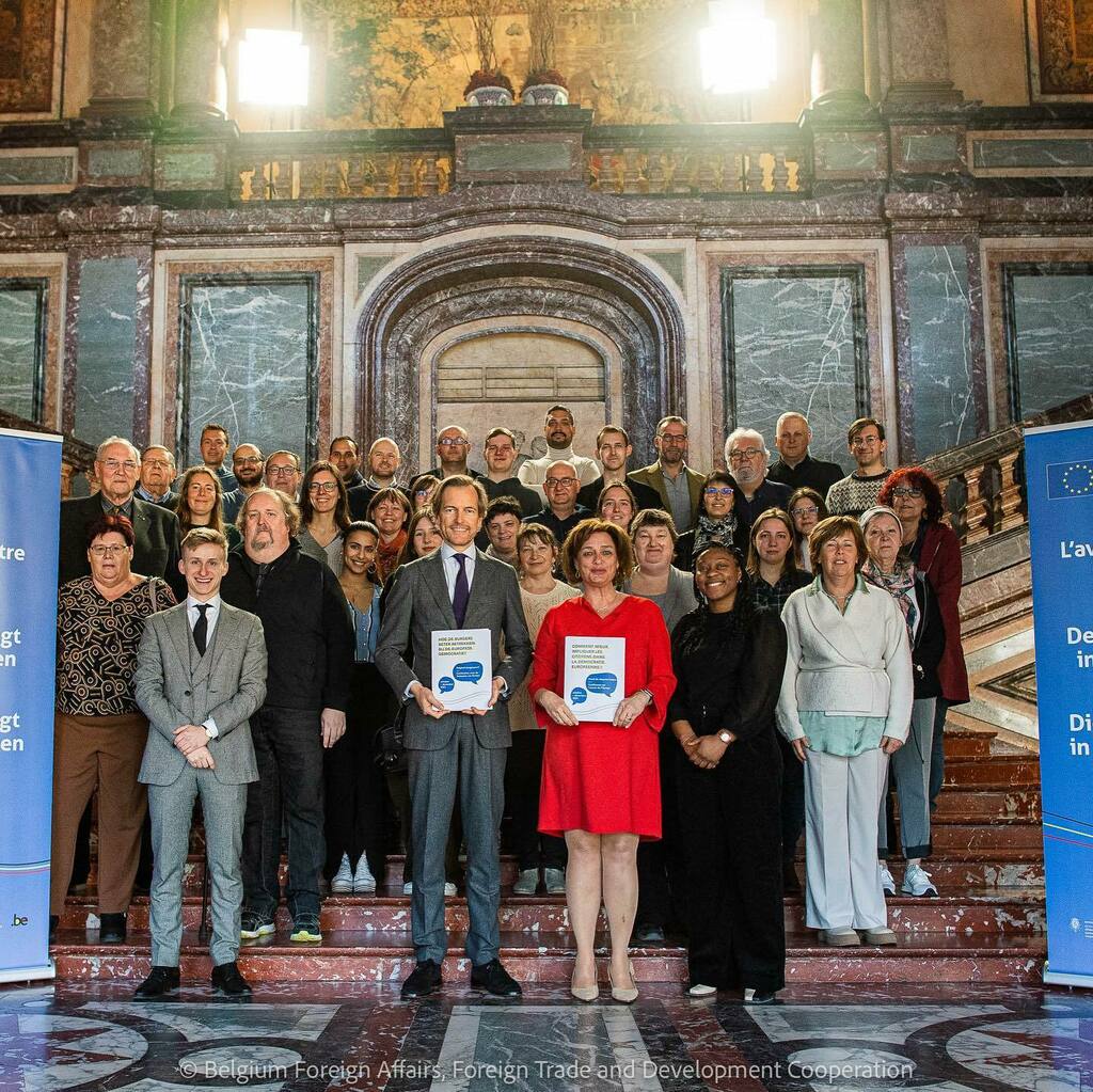 Remise des certificats aux participants du panel citoyen belge dans le cadre de la Conférence sur l'avenir de l'Europe #CoFoE 

Pour rappel, ils ont produit +100 recommandations sur la question : "Comment mieux impliquer les citoyens dans la démocratie européenne ?"