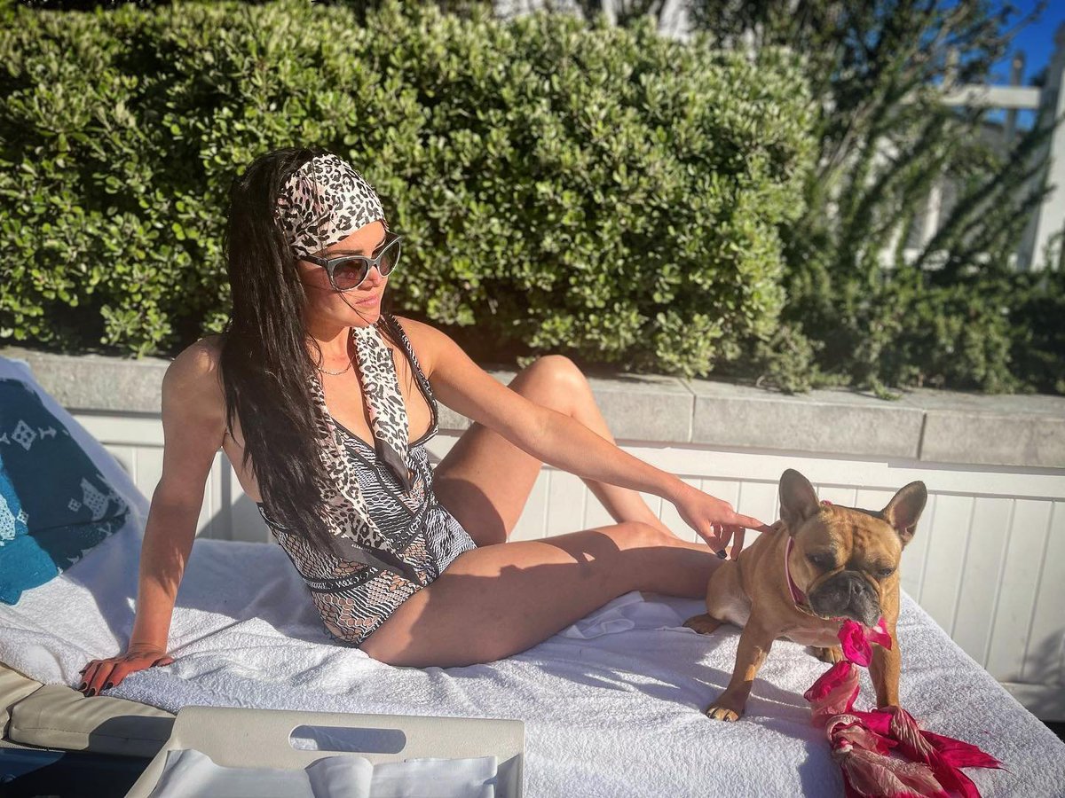 frMAvgeropoulos's tweet photo. Marie Avgeropoulos via Instagram. 

• • • • • •
Don’t contact me vibes in Cali☀️ with my @.soleil_all_day_  be like …. 
#california #sunshine #frenchiesofinstagram https://t.co/P9MFZRzrjE