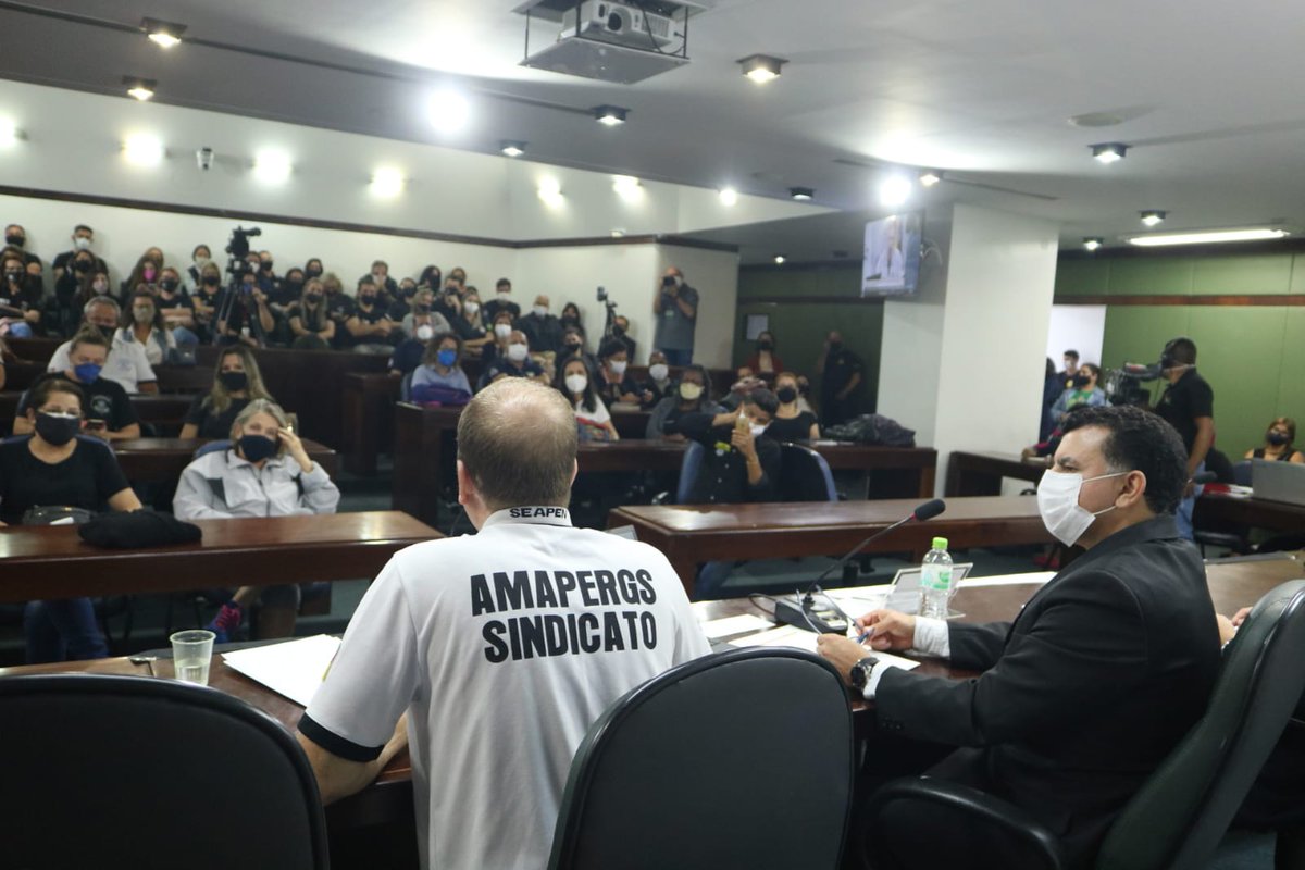 DepJeferson's tweet photo. Infelizmente o governo @EduardoLeite_ ñ se fez presente na audiência pública q trata da PEC291 da Polícia Penal. A emenda encabeçada pelo @tencelzucco e + 23 deps, dentre os quais estou, evita a privatização e inclui tds como Policiais Penais. Vamos seguir na luta. https://t.co/A5h7ENcdb5