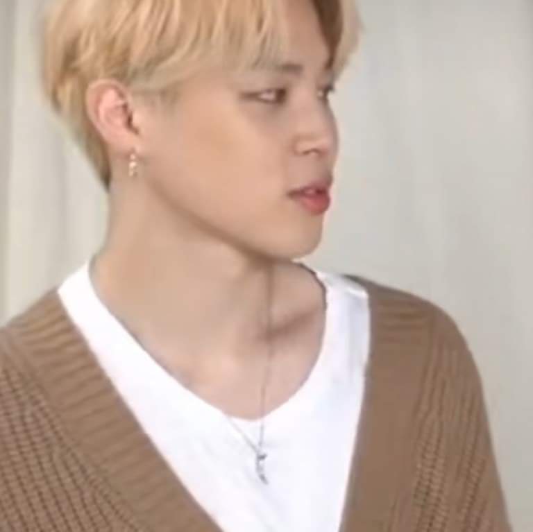Jjkm975's tweet photo. JIMIN TIENE UN COLLAR CON LA LUNA Y JUNGKOOK CON EL SOL https://t.co/cDnUFLV2NP