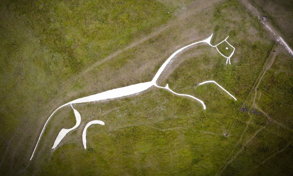 _universalstory's tweet photo. This is the Uffington horse - a 3000-year-old hill figure in Britain!

The locals have a ritual where they have been "scouring" it yearly for at least 500 years (but probably more). 

#Archaeology #horse #History https://t.co/Vgjce8Qbpr