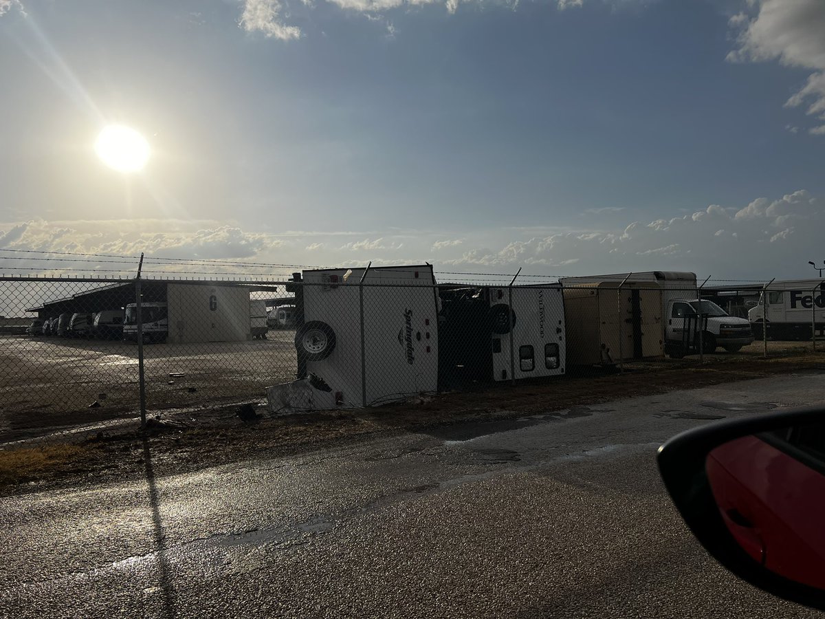 jdavis_wx's tweet photo. Damage in Jarrell. Pics incoming. @ChikageWeather @Hunt_Wx @cbsaustin https://t.co/vbpGHluIgo