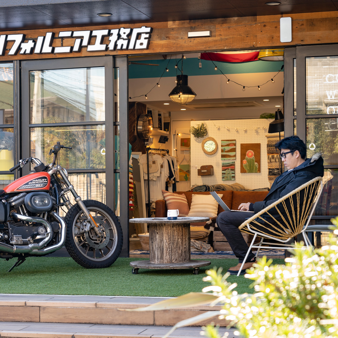 Cisco_Japan's tweet photo. あたたかくなってくると、外の心地よい風にあたりながら仕事したくなりますよね。
屋外用アクセスポイント Meraki Go があれば、テラス席でテレワークも快適です。
#MerakiGo #ネットワーク #wifi #グッドデザインン賞 #ガジェット好き #コーヒー #coffeetime #風に吹かれて #テレワーク https://t.co/i0UnvCuMhn
