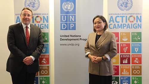 Pleased to welcome H.E. Aida Kasymalieva <a href="/kasymalieva_a/">Aida Kasymalieva 🇰🇬</a>, PR of the Kyrgyz Republic to <a href="/UNDP/">UN Development</a>. A great 1st mtg to discuss <a href="/UNDP/">UN Development</a>'s support to #Kyrgyzstan's development priorities with focus on #ClimateAmbition for low-carbon &amp; climate-resilient development.