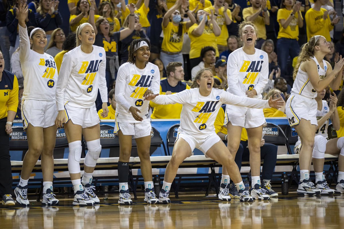theblockm's tweet photo. Scenes from Crisler’s last night of the 2021-22 season: https://t.co/TqxDiSO5ur