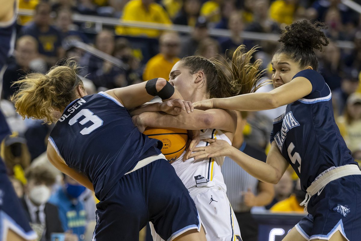 theblockm's tweet photo. Scenes from Crisler’s last night of the 2021-22 season: https://t.co/TqxDiSO5ur