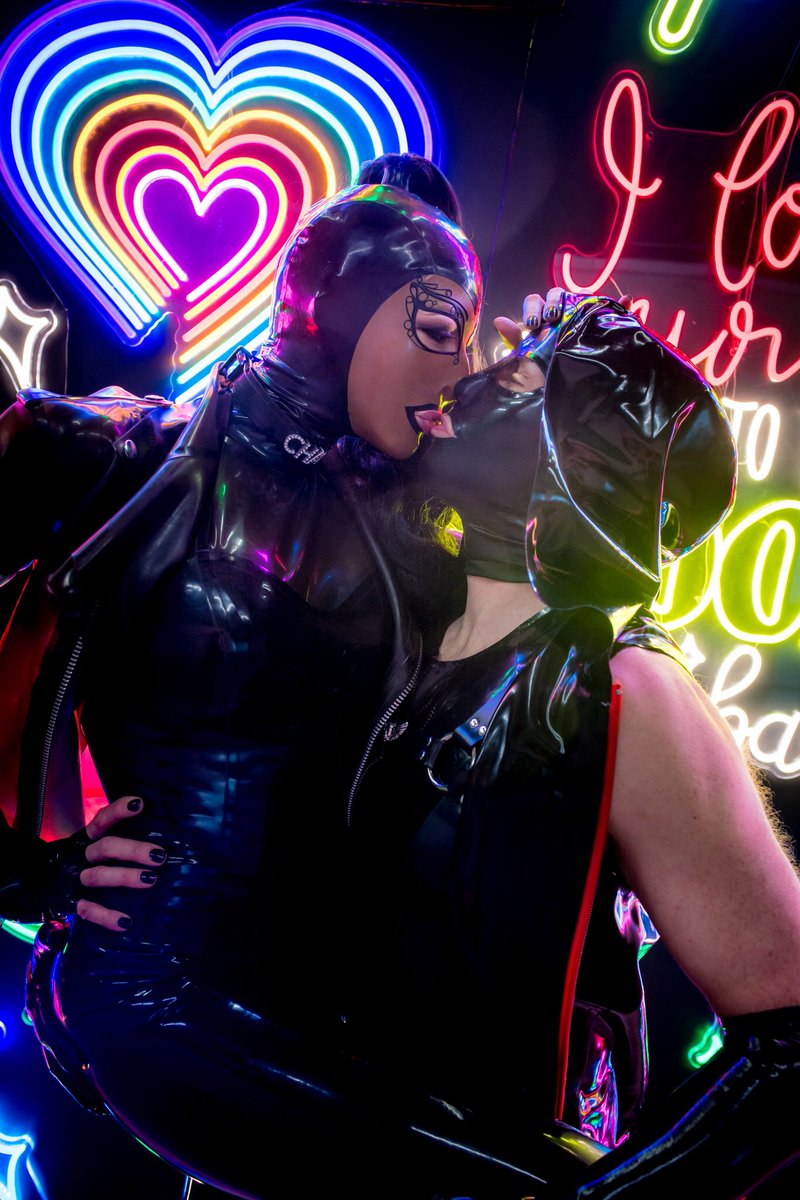 zemekissphoto's tweet photo. .@constance_chaos and the_latex_ninja sharing an embrace.

#rubbercouple #latexhood #fetishphotography https://t.co/cbZFrI3CMD