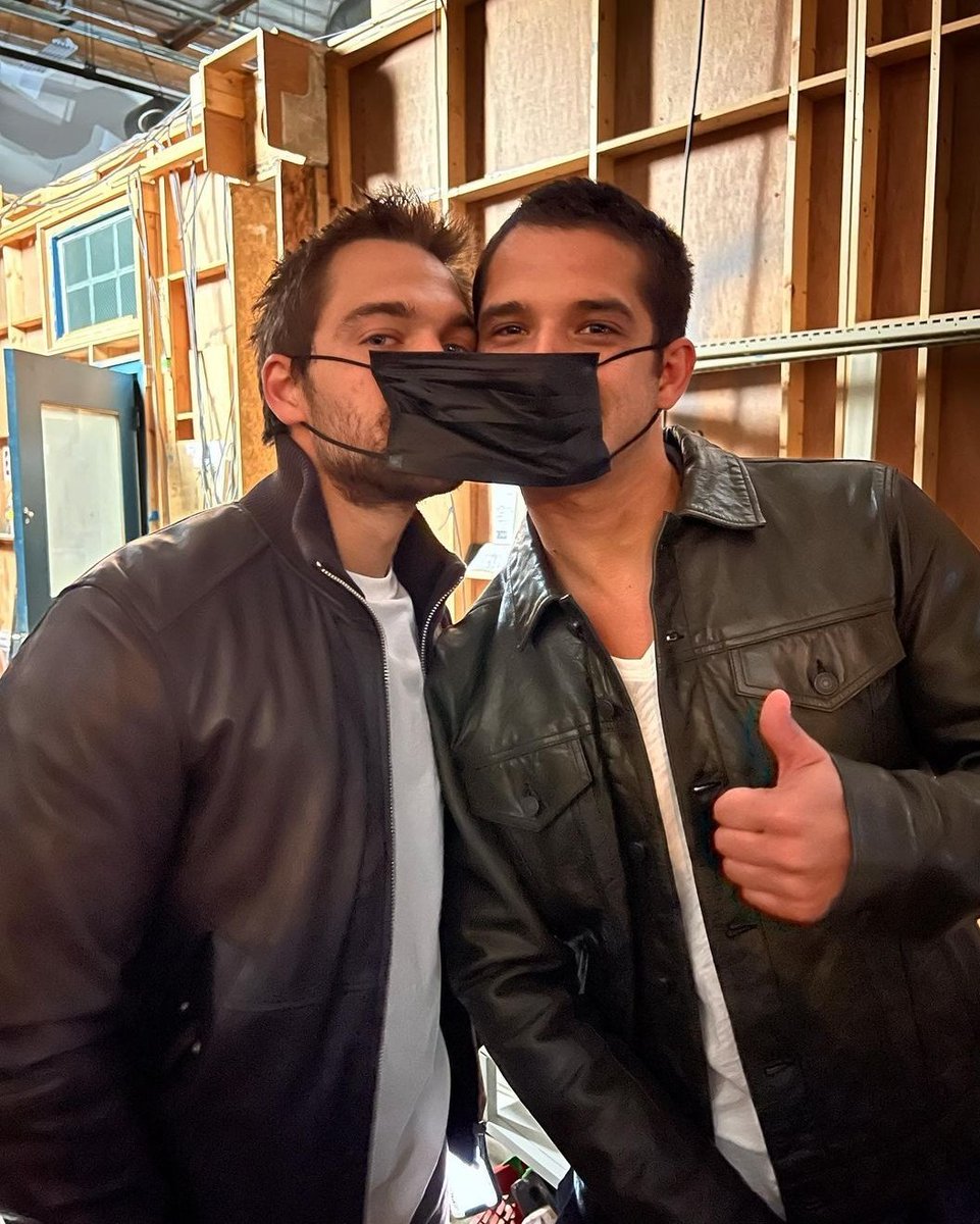 ⚠️TEEN WOLF MOVIE ⚠️

📱| Jeff Davis vía Instagram 

"Compartir es cuidar en el set de #teenwolfthemovie" 

Nuestro alfa con su beta 🥺