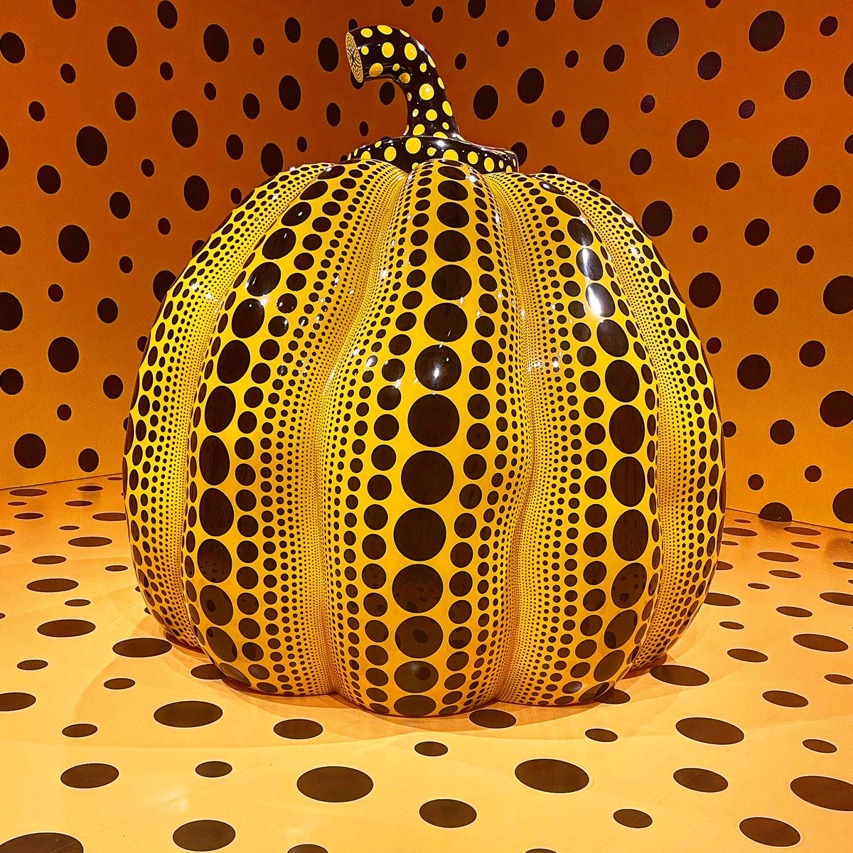 NycciNellis's tweet photo. Got a sneak peek of the new #OneWithEternity: Yayoi Kusama in the Hirshhorn Collection. Amazing immersive experience. The exhibit begins April 1st and runs through November 27th.
Pro-tip: Don’t miss the Laurie Anderson exhibit, The Weather -
#MembershipHasItsPriveledges https://t.co/DCp9MpJ4jn