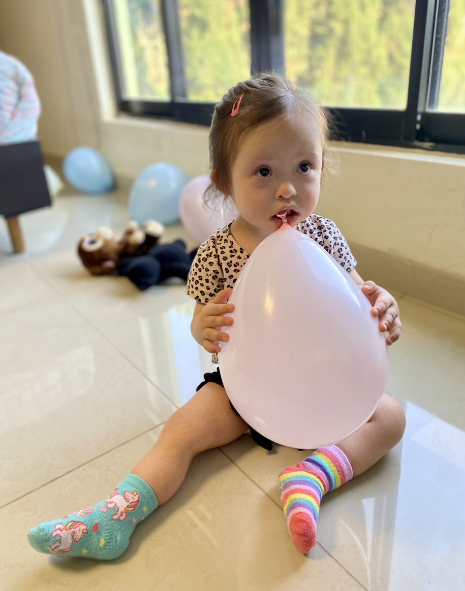 americapl's tweet photo. Hoy es el Día de las Personas con Síndrome de Down. Mi Amelia, como su papá @gojauregui le dice, hoy se pone sus calcetines dispares para unirse a este día. 💙💛🧦
Aprovecho y les cuento algunas cosas interesantes sobre el SD. #inclusionmatters #InclusiónSignifica #SindromeDeDown https://t.co/bqSsJDgv1R
