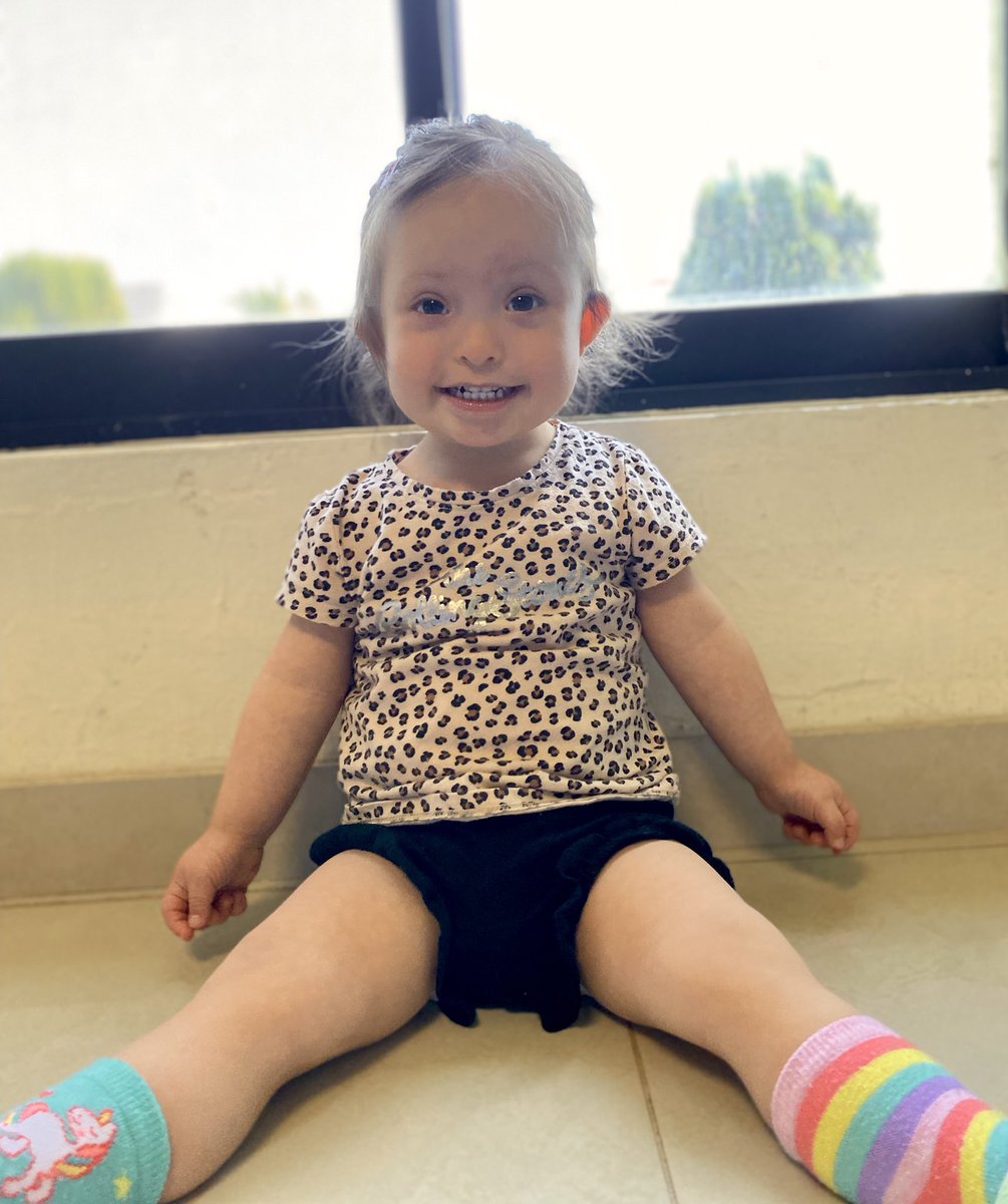 americapl's tweet photo. Hoy es el Día de las Personas con Síndrome de Down. Mi Amelia, como su papá @gojauregui le dice, hoy se pone sus calcetines dispares para unirse a este día. 💙💛🧦
Aprovecho y les cuento algunas cosas interesantes sobre el SD. #inclusionmatters #InclusiónSignifica #SindromeDeDown https://t.co/bqSsJDgv1R