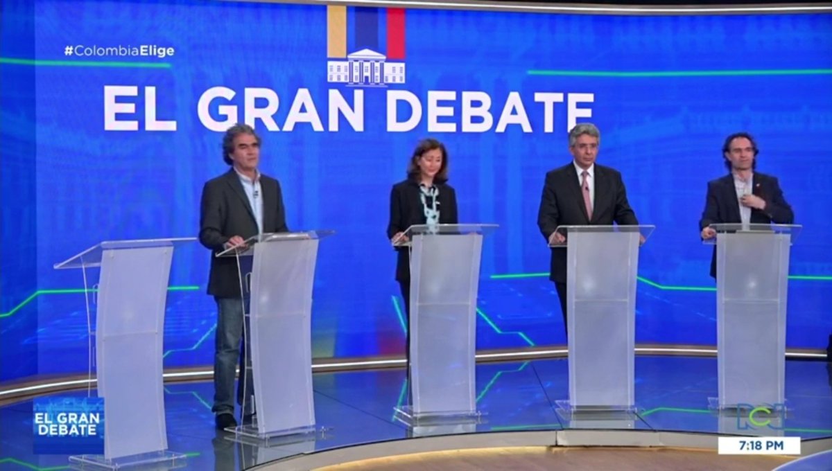 JaviGuacaneme's tweet photo. Llevan 46 minutos de #ElGranDebate y estos candidatos no han hecho UNA SOLA PROPUESTA, sólo agresiones, calumnias y señalamientos.

Razón tiene Petro de no haber ido a esa pantomima.
#ColombiaElige
Fajardo, Fico e Ingrid LOSERS https://t.co/ObIZKC1PYd