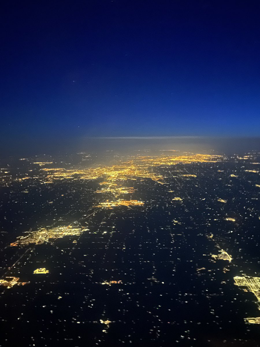 wneff's tweet photo. And by sheer coincidence, here's Dayton, Ohio. Birthplace of powered flight. Seen (through a smudged Boeing 737 window) from 37,000 feet #poweredflight #wrightbrothers https://t.co/ke4giWmHpS