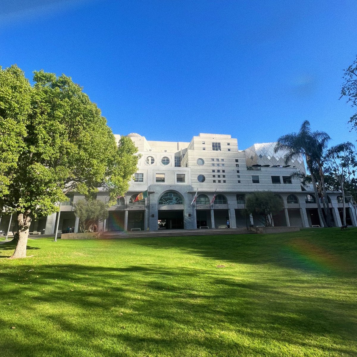 FIDM's tweet image. Happy last day of classes, #FIDM community! Keep sharing those final projects so that we can hype you up. See you all next quarter! 

#fidmlife #fidmcollege #losangeles #college