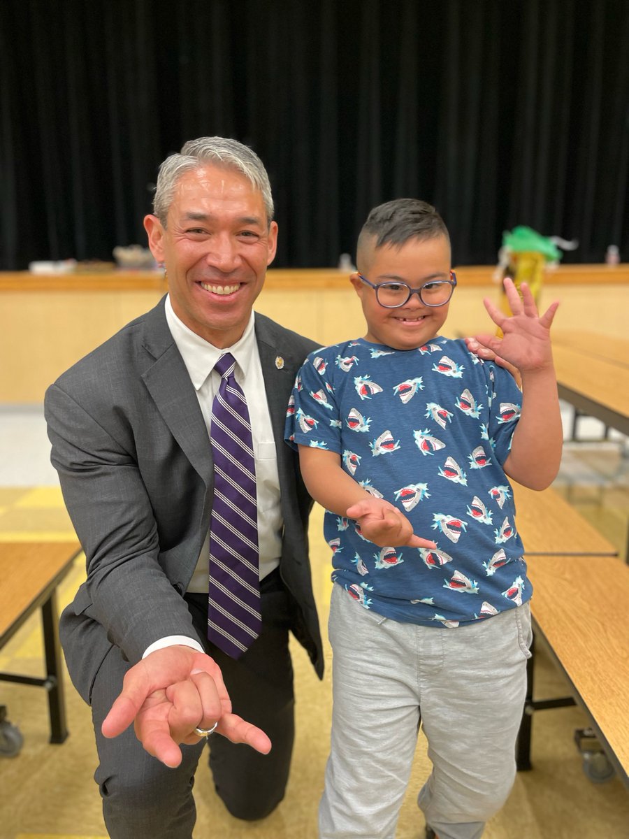 Ron_Nirenberg's tweet photo. There's no better way to start my week than with the young constituents of @FSHISD. Ms. Menck's second-grade class wrote me about issues most important to them and I was able to pay them a visit to discuss the importance of voting and staying civically engaged. https://t.co/A14m34Z1cM