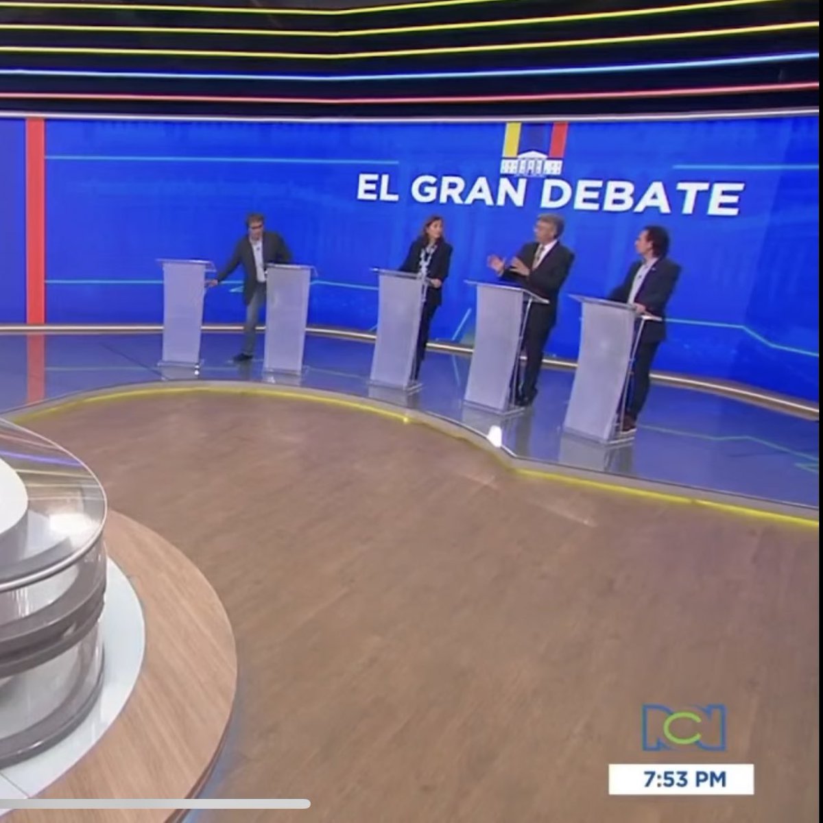 SantiCendales's tweet photo. Momento en que Fajardo le expropió el agua a Petro en su ausencia #ColombiaElige #ElGranDebate https://t.co/az14MpB5zg