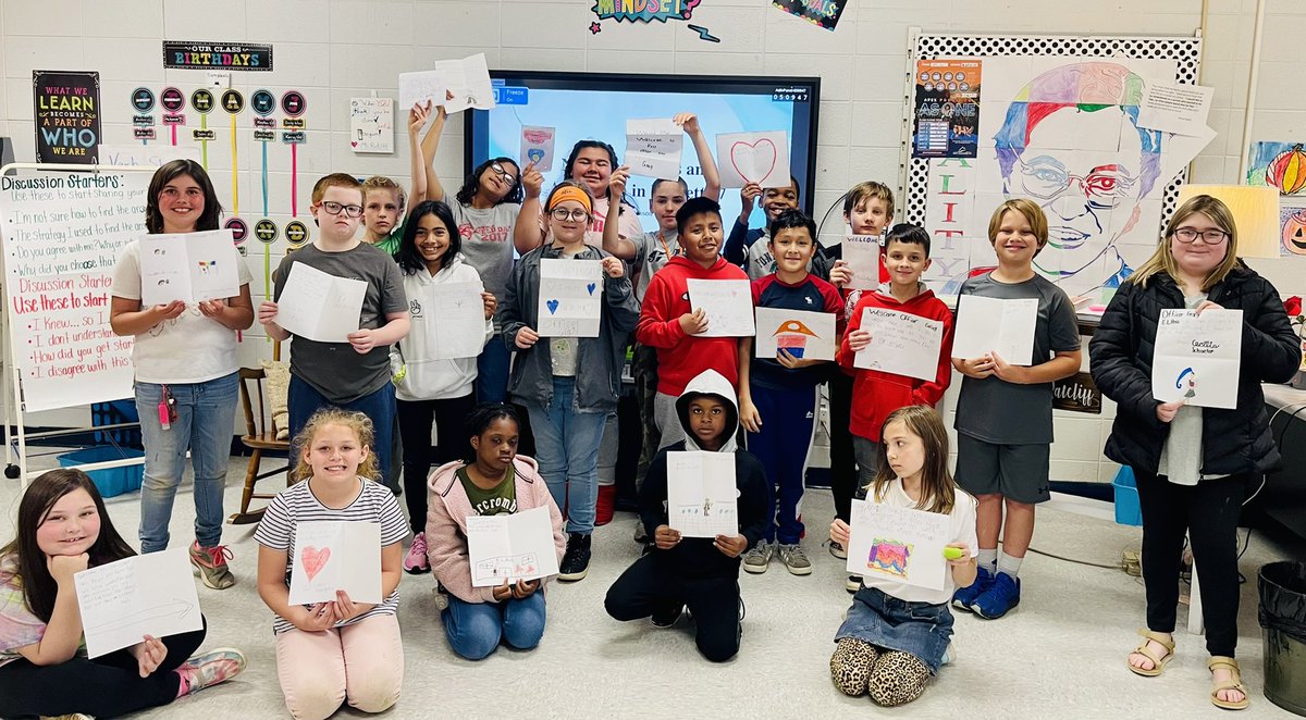 RossRockets's tweet photo. Today Ms. Ratcliffโs 4th grade class wore #grayforgrayson & wrote letters of kindness to our new SRO, Officer Graig! Officer Graig has been a police officer for over 20 years & has most recently served as SRO at CHS. We are glad he has joined the team at Ross & Yates! https://t.co/VHu5ScCIGW