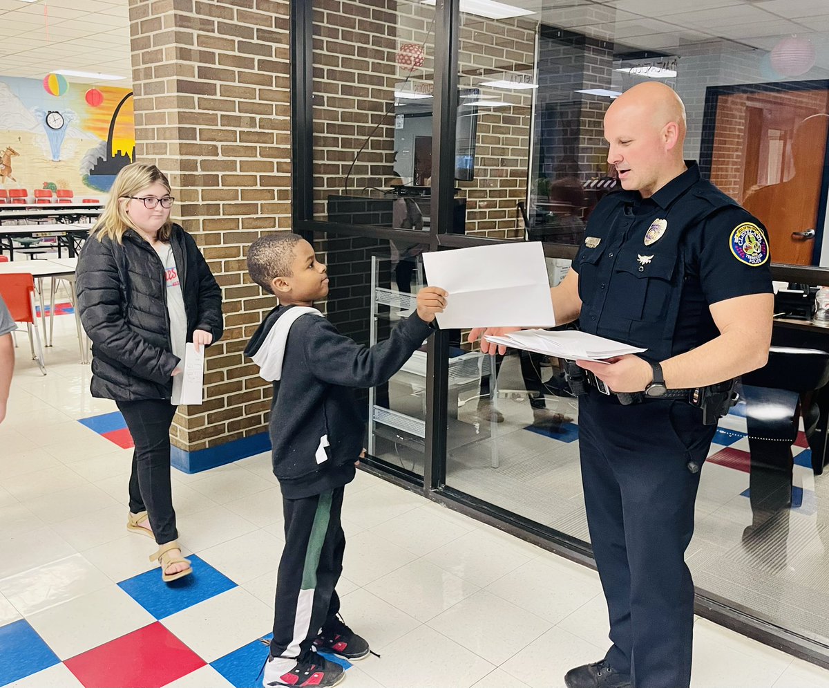 RossRockets's tweet photo. Today Ms. Ratcliffโs 4th grade class wore #grayforgrayson & wrote letters of kindness to our new SRO, Officer Graig! Officer Graig has been a police officer for over 20 years & has most recently served as SRO at CHS. We are glad he has joined the team at Ross & Yates! https://t.co/VHu5ScCIGW