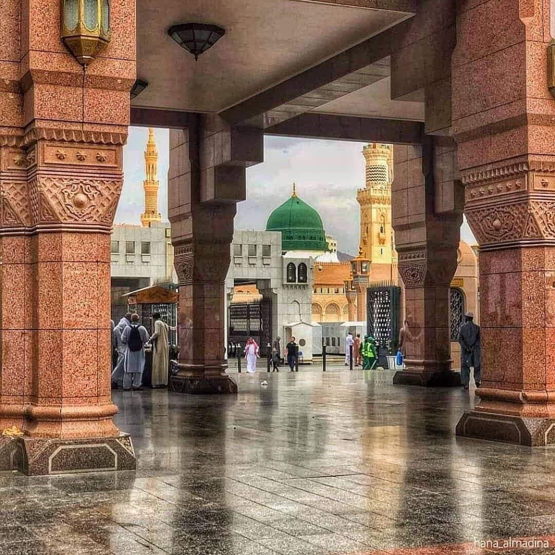بك بشر الله السماء فزينت  *  وتضوعت مسكا بك الغبراء

وبدا محياك الذي قسماته حق  *  وغرته هدى وحياء

زانتك في الخلق العظيم شمائل  *  يغرى بهن ويولع الكرماء..

 صلى الله عليه وسلم.. 🌹💖🌹

#أحمد_شوقي..