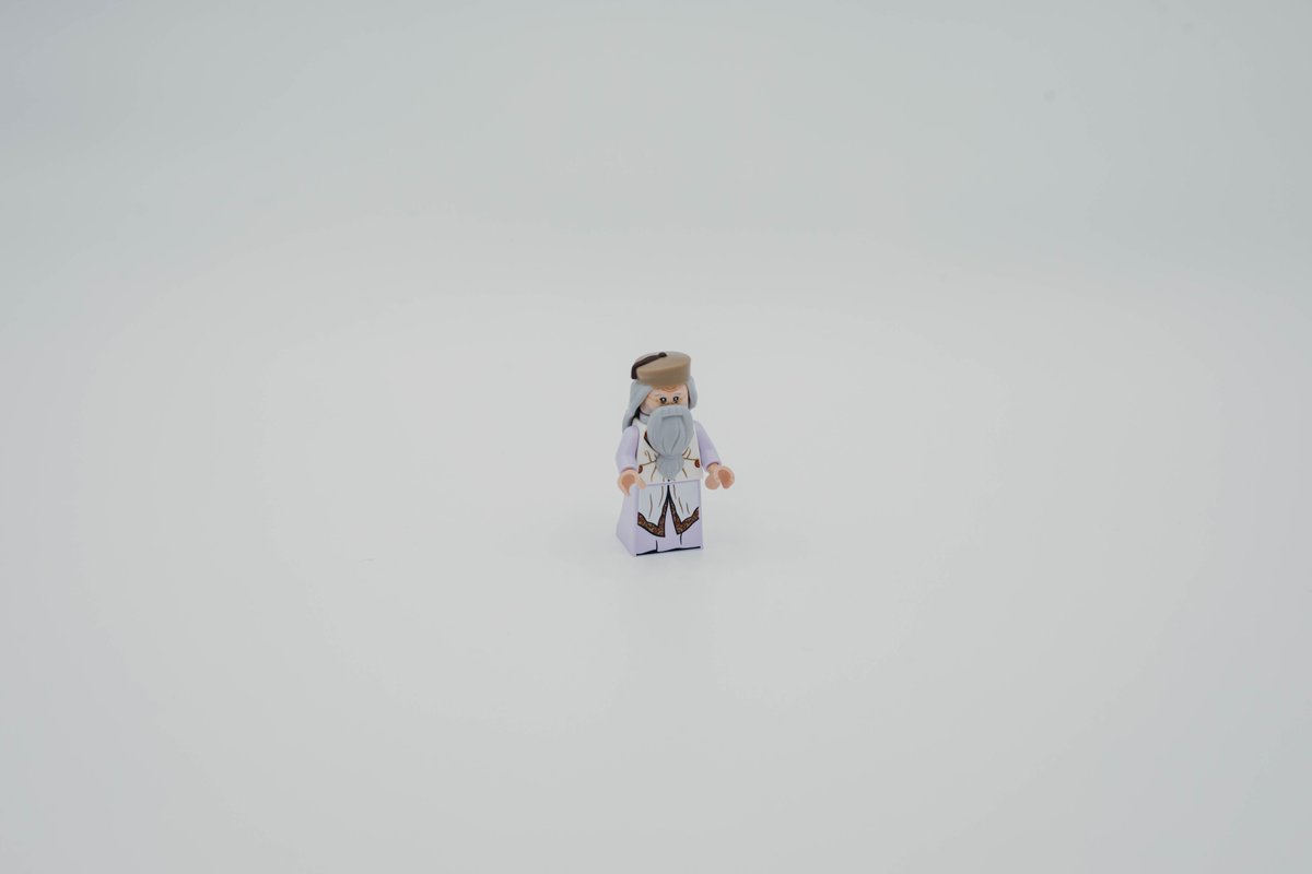Happy Monday! 

I don't know about you, but this chilly and rainy day has me running behind on today's post. So in honor of turning today around I give you Dumbledore! 

#lego #minifig #minifigmonday #afol #harrypotter #dumbledore #snape #minifigure #hp