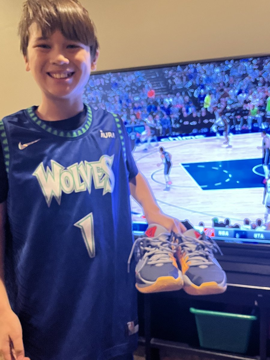 starzofthenorth's tweet photo. @MarcLore @Timberwolves “That would be a bucket list thing” #shoesoff https://t.co/AG488U4ZFo