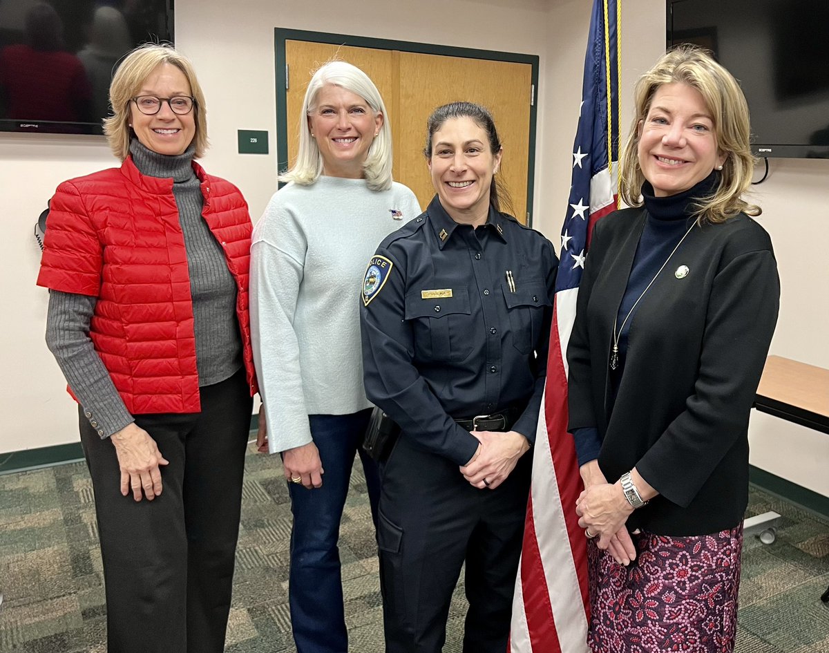 TerrieWood's tweet photo. Many congratulations to Captain Alison Hudyma!

First female captain in Darien Police Department history. Captain Hudyma has been a member of Darien PD for twenty-one years. Deeply grateful for her service.@TownofDarienCT @JaymeStevenson 🇺🇸🇺🇸🇺🇸 https://t.co/7ieG7HvakC
