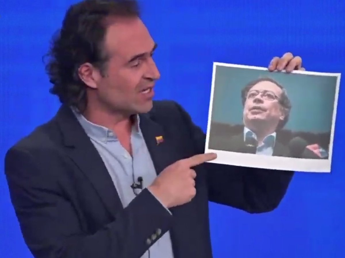 modusp0nens's tweet photo. Bueno por lo menos Fico sí aprovechó  #ElGranDebate para presentar su nuevo Plan de Gobierno 👏👏 #ColombiaElige https://t.co/Foy4ibIMX2