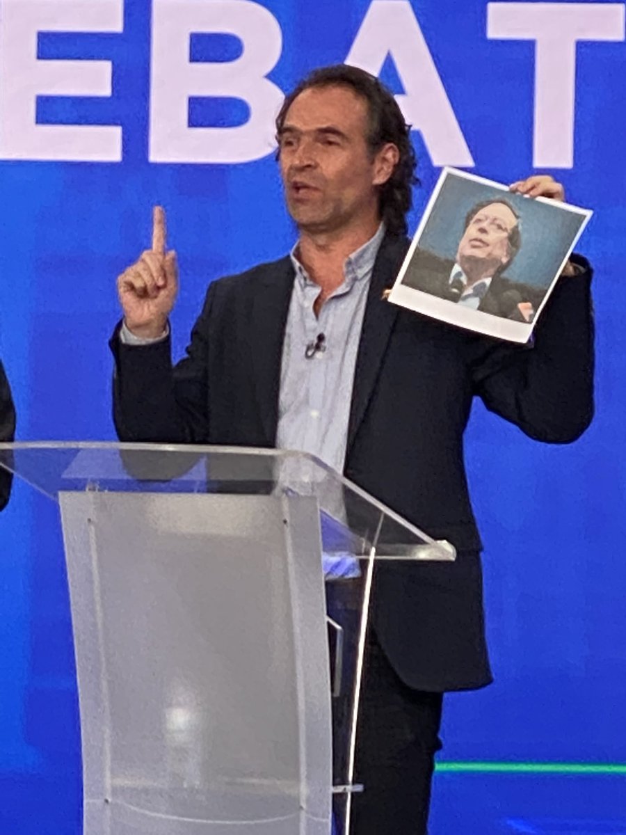 gatoottero's tweet photo. Ese Fico es la ridiculez en pasta. Definitivamente es Duque 2. El prototipo de candidato uribista https://t.co/7w17PNBHRF