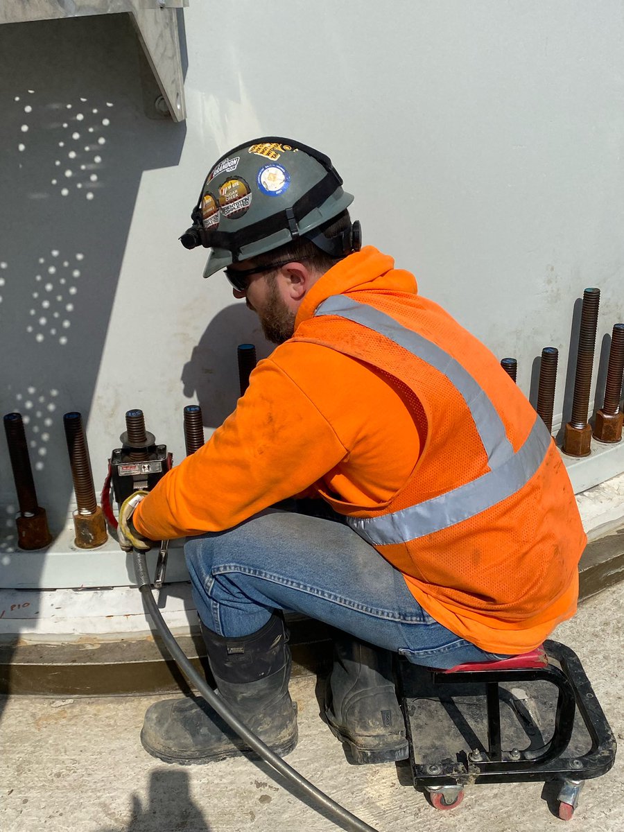 MidAmCarpenters's tweet image. Some great shots of #Local1693 Millwrights working at a wind project in Clinton, IL. The Millwrights are securing the wind turbine base flange by tensioning the studs. For precision work in the clean energy industry, no one does it better than Union Millwrights. #UBCMillwrights
