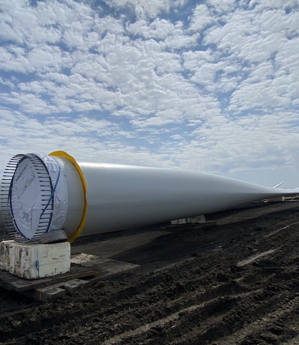 MidAmCarpenters's tweet image. Some great shots of #Local1693 Millwrights working at a wind project in Clinton, IL. The Millwrights are securing the wind turbine base flange by tensioning the studs. For precision work in the clean energy industry, no one does it better than Union Millwrights. #UBCMillwrights