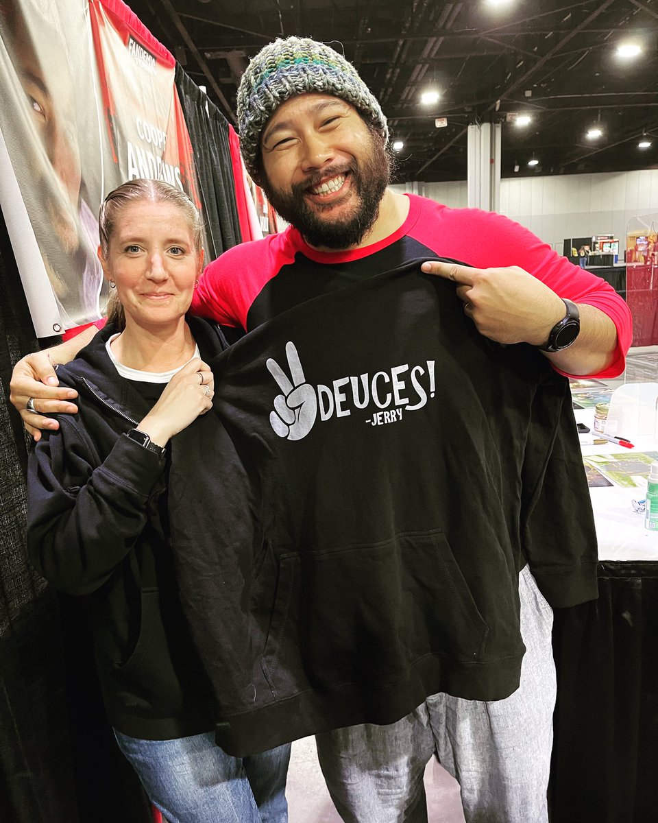 CreativeParTees's tweet image. I didn’t get a chance to see many guests, but I did make sure I went to see @kharypayton &amp;amp; @smugorange. They both have an extensive collection of our shirts 😂 If u get the chance to meet these guys, do it. U won’t find anyone more humble &amp;amp; genuine #Fandemic  #TeamKingdomForever