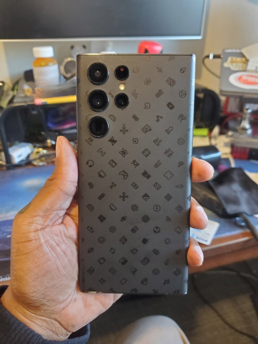 blu_mus1c's tweet photo. Thanks @dbrand and @MKBHD for this amazing collab! https://t.co/NKKeOqUrhZ