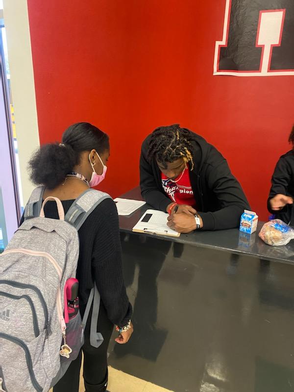 AllNOneSports1's tweet photo. 🗣ATHLETES in the COMMUNITY🤝🏽

@Fulshear_HS Senior &amp; @UTRGVmbb commit 💥 @isaiahbarganier 

Partners w/ @BEACHAMPIONINC &amp; @PepsiCo serving 3,000 meals in 15 days to @LamarCISD youth

@densilva02 @fbheraldsports @KHOUSportsMatt @djones8301 @4YFilms @cbs4rgv @utrgv @AllAccess_Net https://t.co/SyCuwInyAV