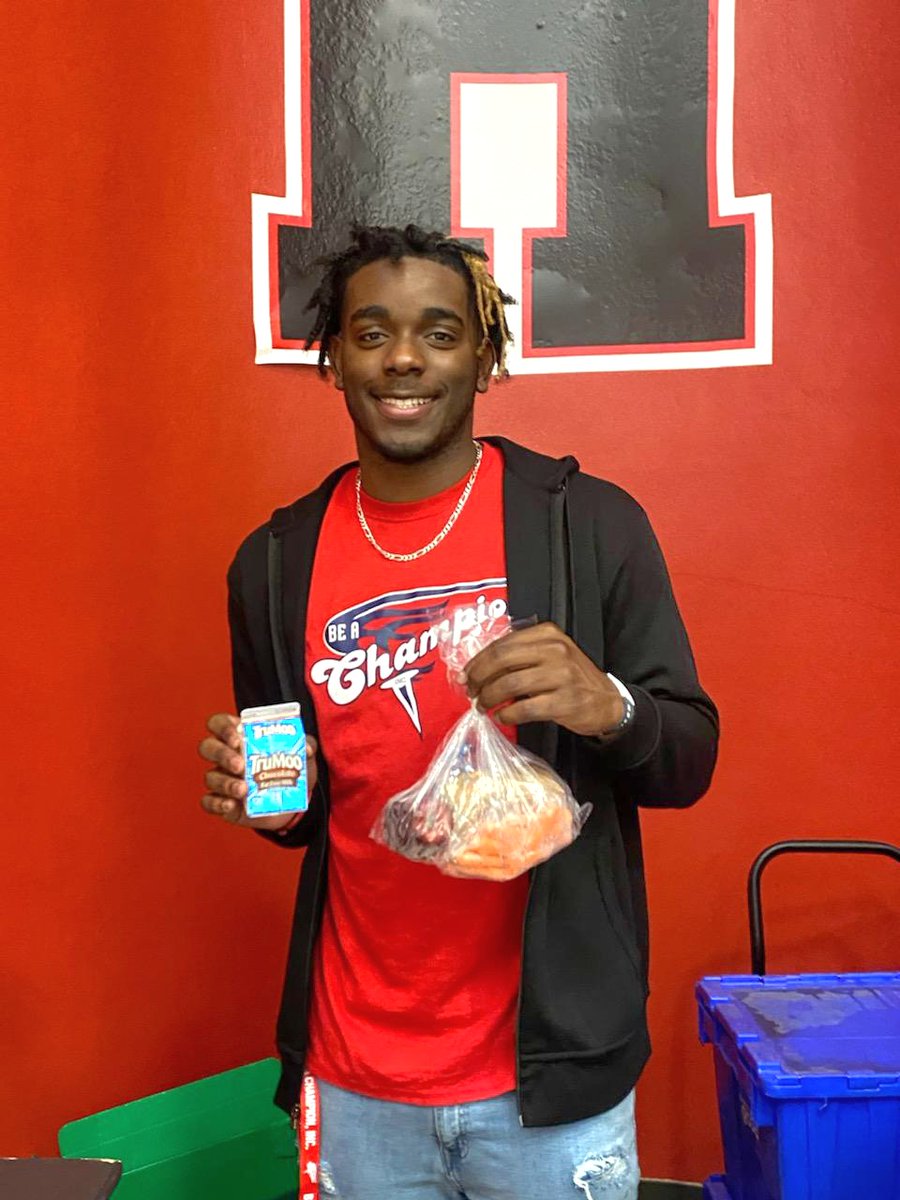 AllNOneSports1's tweet photo. 🗣ATHLETES in the COMMUNITY🤝🏽

@Fulshear_HS Senior &amp; @UTRGVmbb commit 💥 @isaiahbarganier 

Partners w/ @BEACHAMPIONINC &amp; @PepsiCo serving 3,000 meals in 15 days to @LamarCISD youth

@densilva02 @fbheraldsports @KHOUSportsMatt @djones8301 @4YFilms @cbs4rgv @utrgv @AllAccess_Net https://t.co/SyCuwInyAV