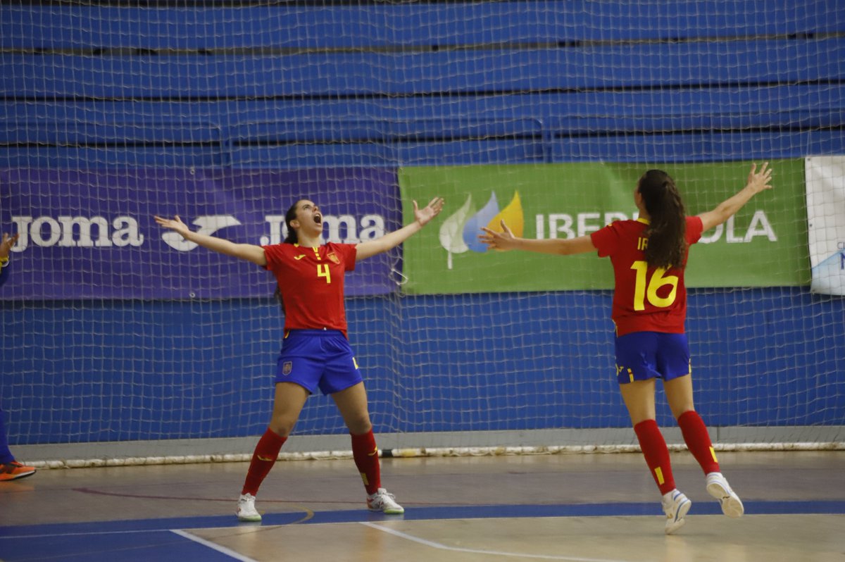 SEFutbolFem's tweet photo. 🇪🇸🆚🇧🇷 ¡Qué partidazo! ¡Qué jugadoras! ¡Qué pedazo de equipo tiene la @SeFutbolFem Sala!

✨✨ ¡¡¡SOIS LAS MEJORES DEL MUNDO!!! ✨✨

#SomosFutsal ⚽ https://t.co/MuUW1TOoB0