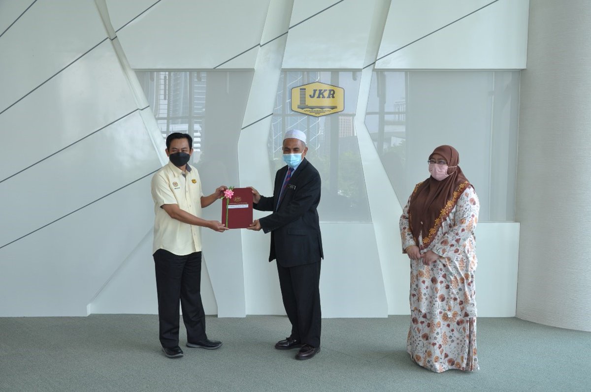 JKR_CKM's tweet photo. Sesi Penyerahan SST secara 3 dalam 1 yang disempurnakan oleh PK CKM @IrZulkifli3 pada 21 Mac 2022 di Menara Kerja Raya JKR bagi Kerja-Kerja Penggantian Lif Di Hospital Umum Sarawak, Sarawak. Turut hadir Pengarah Khidmat Pakar CKM, JMPK @zalina_my &amp; Ir. Abduldan bin Adtong. https://t.co/O4GLJsIISE