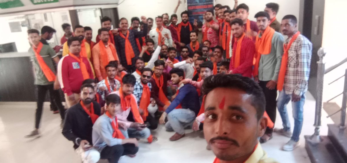OfficialTeamPs's tweet photo. Team डग झालावाड़ राजस्थान🚩

Watching #TheKashmirFiles 

#TeamPrashasakSamiti https://t.co/XodJV62ErV