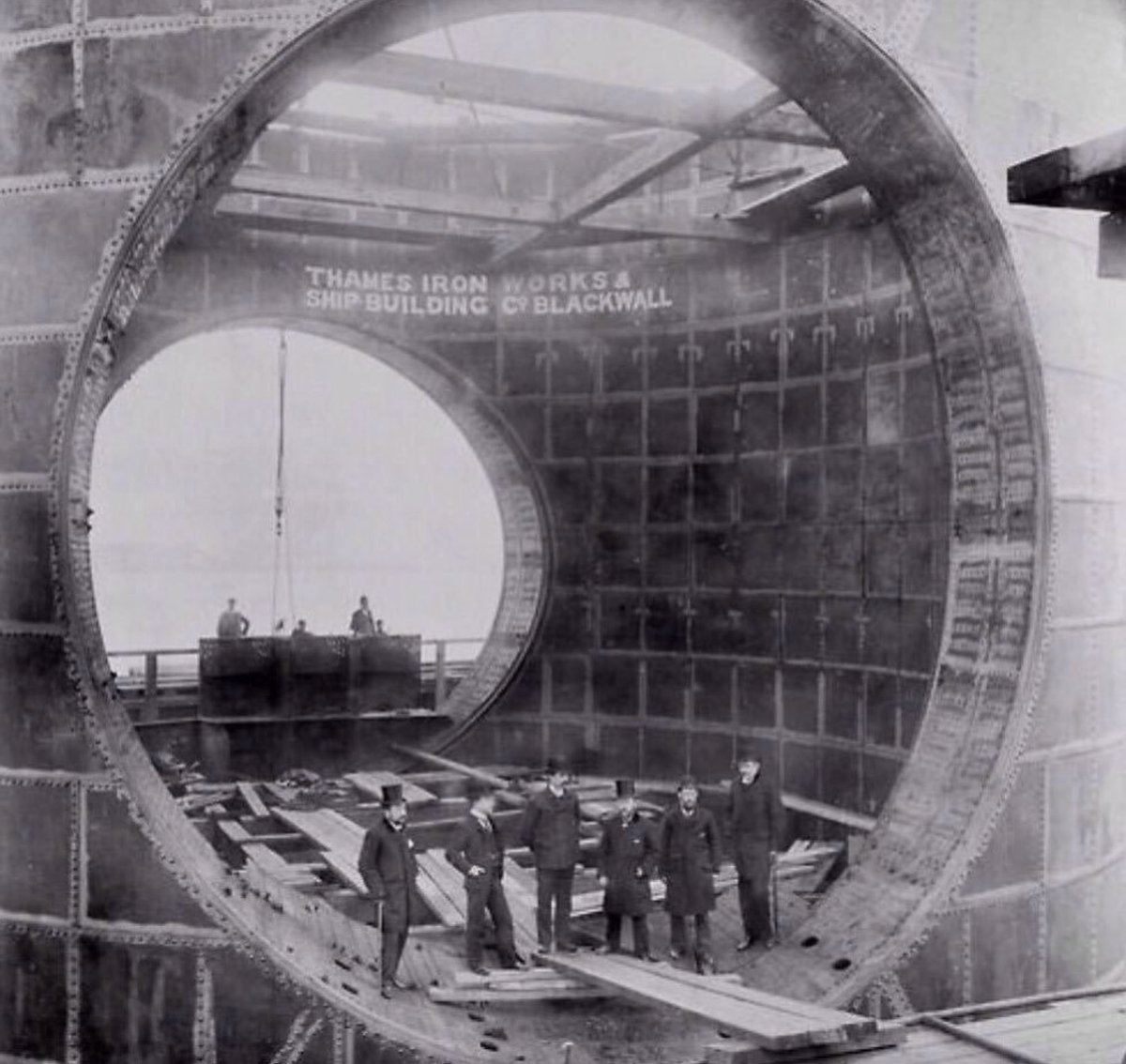 The_East_End's tweet photo. A group of investors in the Blackwall Tunnel pose inside a giant caisson produced by Thames Ironworks whose football team went on to become the embryonic West Ham United FC… #WHUFC #Hammers https://t.co/HpPw7ARW5d
