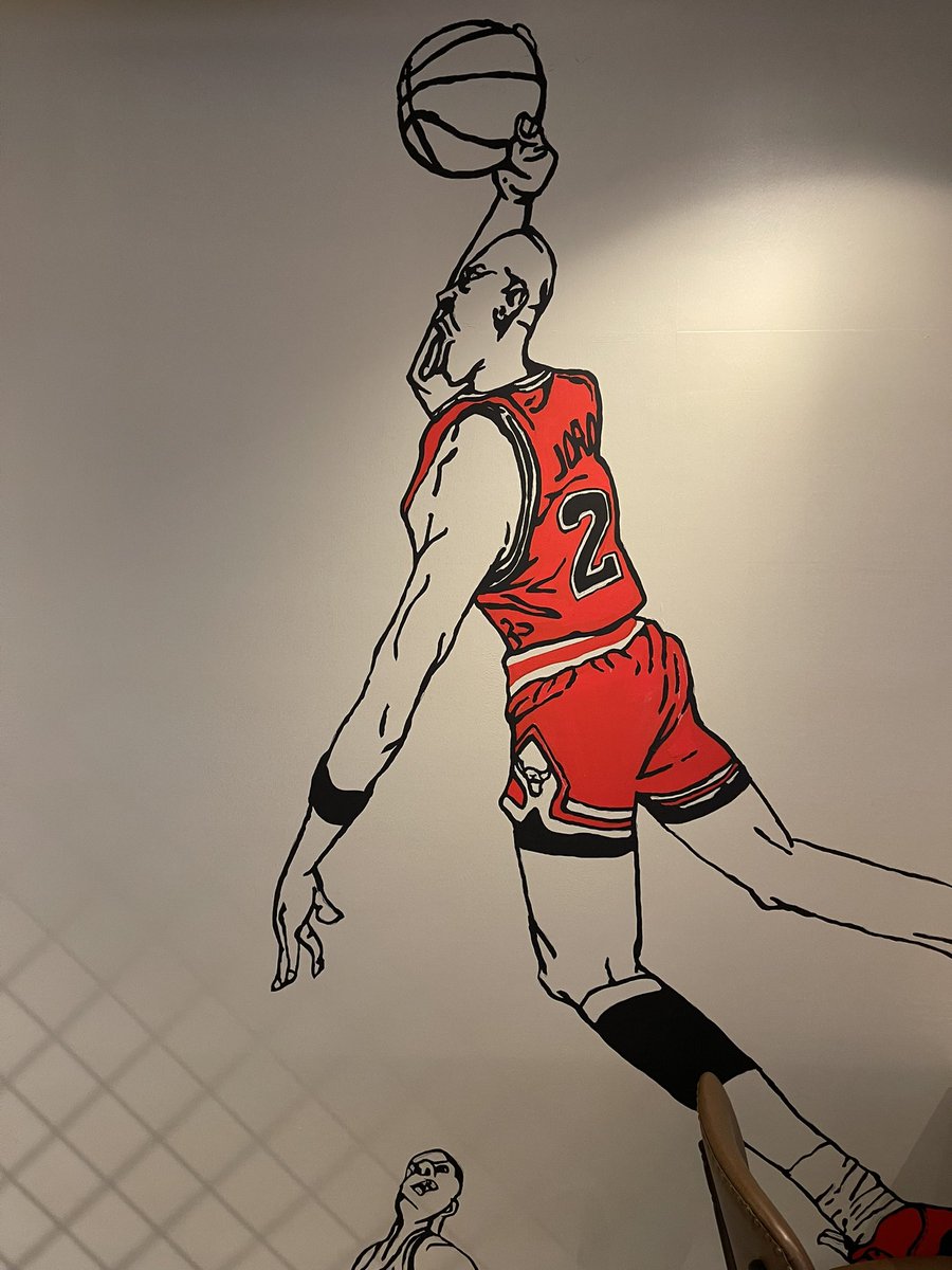 utnba0824's tweet photo. バスケットボールカフェGoGASHA53の絵の納品終了しました🏀 大阪 南森町駅から徒歩5分程度のところにあります。オープンは3/25。バスケ好きが痺れるこだわりが詰まっている最高なカフェです！　大阪にお越しの際は是非いらして下さい🕺🙇‍♂️(僕は東京在だから少し距離ある…！) https://t.co/yqOk0RFZl4